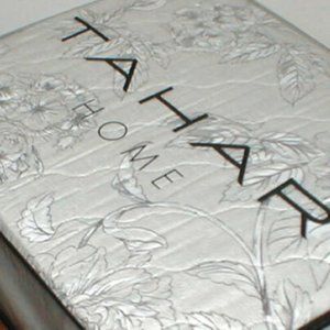 TAHARI VIVIAN QUEEN QUILT SET